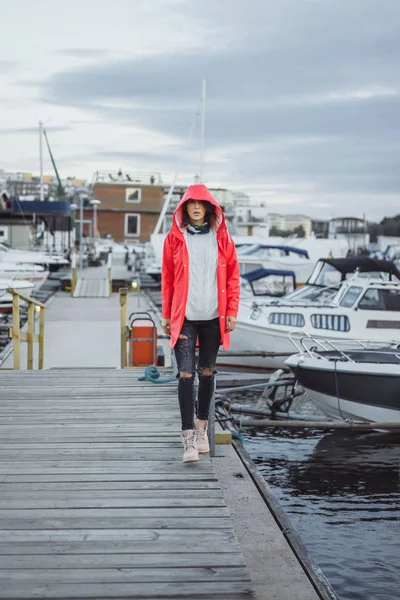 Bella Giovane Donna Con Mantello Rosso Nel Porto Dello Yacht — Foto Stock