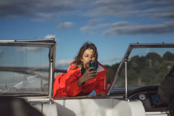 Hermosa Mujer Joven Tomando Fotos Teléfono Inteligente —  Fotos de Stock