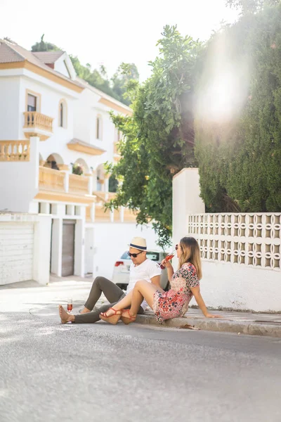 Jovem Casal Feliz Amor Caminha Pelas Pequenas Ruas Espanha Beber — Fotografia de Stock