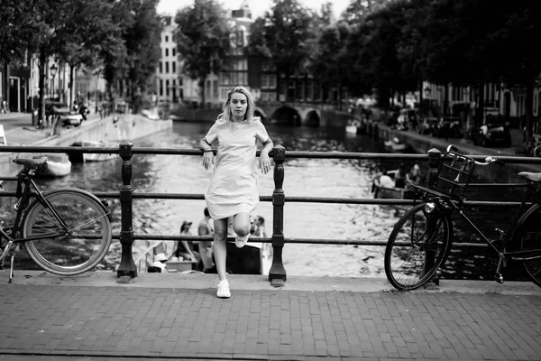 Flicka Blå Klänning Bron Amsterdam — Stockfoto
