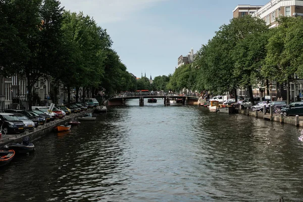 Amsterdam kanalları, tekneler su üstünde yürüyor