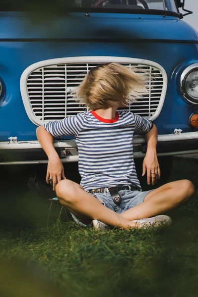 Klasik bir otobüsün arka planındaki kız.