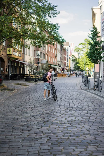 Jovem Andar Bicicleta Rua — Fotografia de Stock