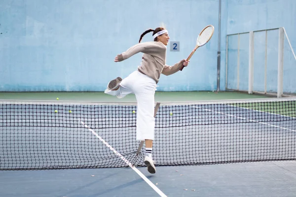 Tenis oynayan genç bir kadın