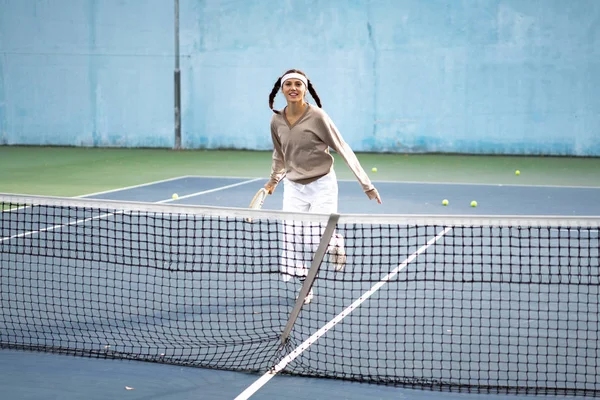 Junge Frau Spielt Tennis — Stockfoto