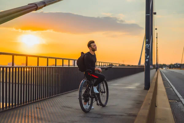 Bisiklete binen genç adam.