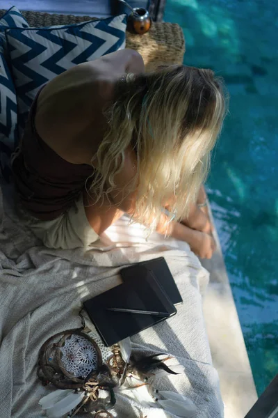 mutlu kız evde zaman rahat bir iç geçirir..