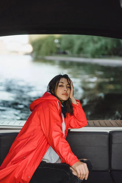 Bela Jovem Mulher Uma Capa Chuva Vermelha Monta Iate Privado — Fotografia de Stock