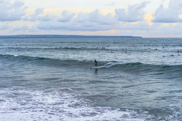 Céu Oceano Belo Pôr Sol Oceano Surfistas Espera Uma Onda — Fotografia de Stock