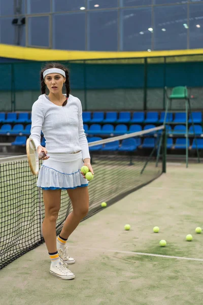 Tenis Oyuncusu Yeşil Mahkeme Çimenlerin Üzerinde — Stok fotoğraf