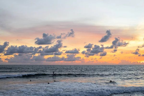Céu Oceano Belo Pôr Sol Oceano Surfistas Espera Uma Onda — Fotografia de Stock