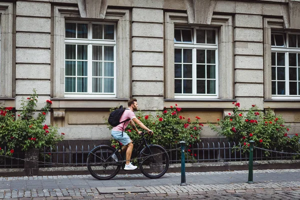 Bisiklete binen genç adam.