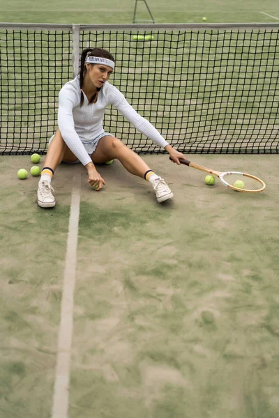 Ung Kvinna Spelar Tennis — Stockfoto