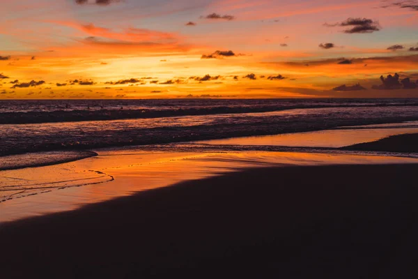 Zonsondergang Oceaan Mooie Heldere Hemel Reflectie Water Golven — Stockfoto