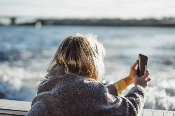 Güzel Genç Bir Kadın Akıllı Telefondan Fotoğraf Çekiyor — Stok fotoğraf