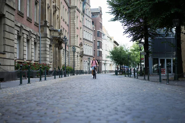 Jeune Homme Vélo Dans Rue — Photo