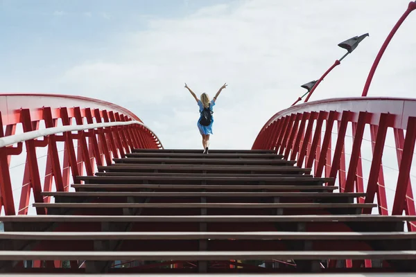 Mooi Meisje Een Blauwe Jurk Poseren Brug — Stockfoto