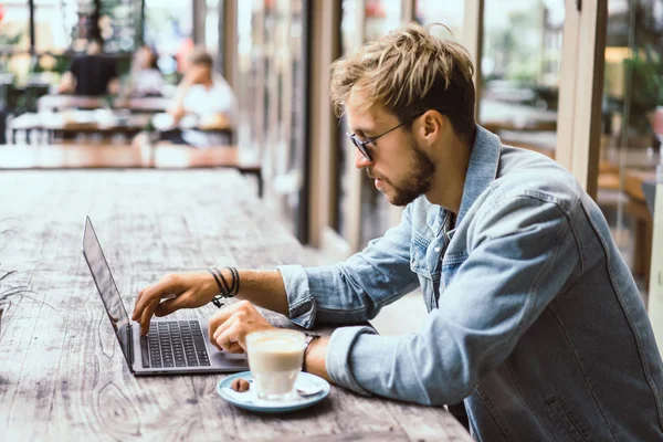 Young Attractive Business Man Cafe Works Laptop Drinks Coffee — Stock Photo, Image