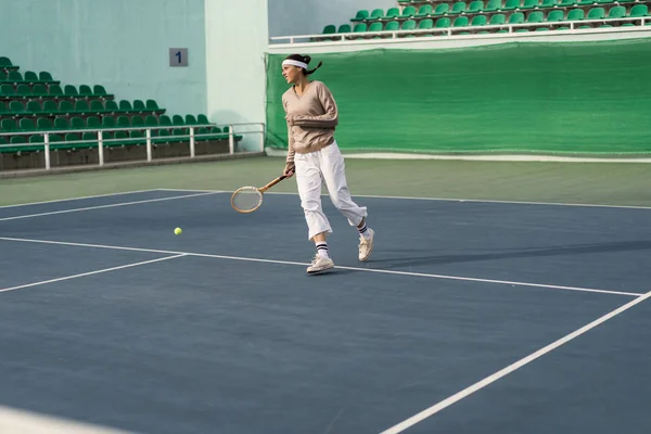 Ung Kvinna Spelar Tennis — Stockfoto