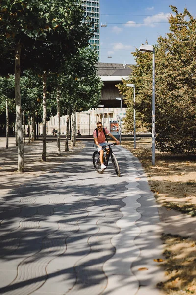 Ung Man Rida Cykel Gatan — Stockfoto