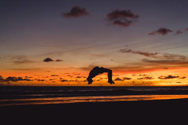 Insanlar Gün Batımında Okyanus Kıyısında Adam Batan Güneşin Fonunda Atlar — Stok fotoğraf