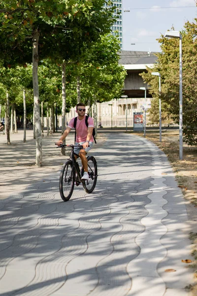 Bisiklete binen genç adam.