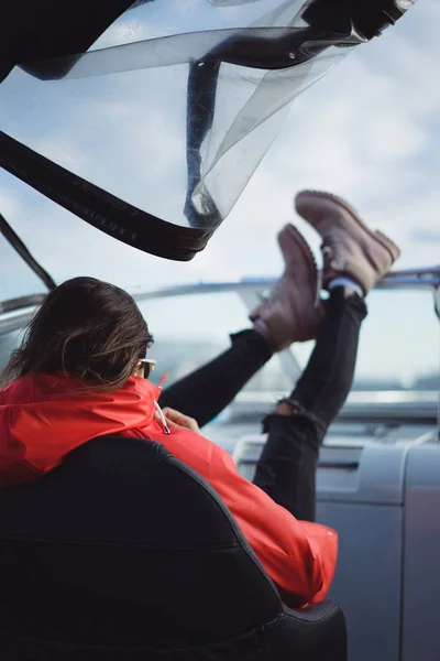 Красивая Молодая Женщина Красном Плаще Катается Частной Яхте Стокгольм Швеция — стоковое фото