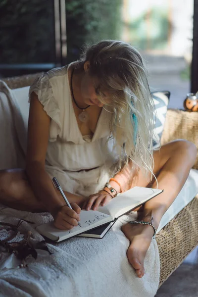 Fille Heureuse Passe Temps Maison Dans Intérieur Confortable Écrit — Photo