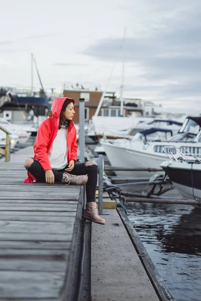 Vacker Ung Kvinna Röd Mantel Yachthamnen Stockholm Sverige — Stockfoto