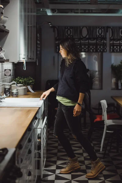 Junge Schöne Frau Verbringt Zeit Hause — Stockfoto