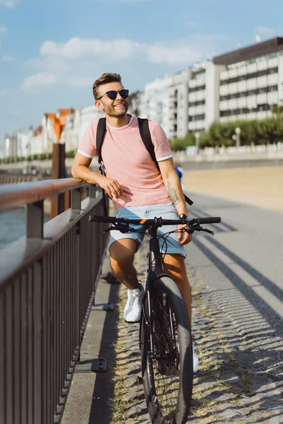 Bisiklete binen genç adam.