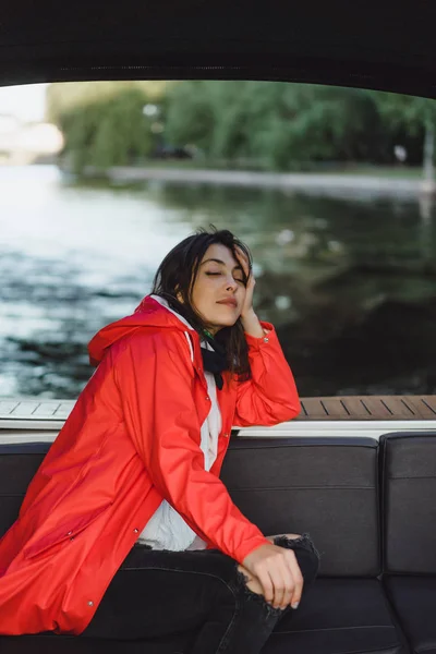 Bela Jovem Mulher Uma Capa Chuva Vermelha Monta Iate Privado — Fotografia de Stock