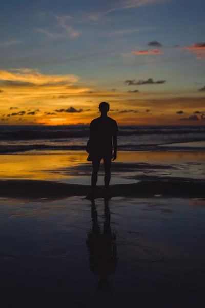 Люди Пляжі Заході Сонця Дівчина Стрибає Тлі Заходу Сонця — стокове фото
