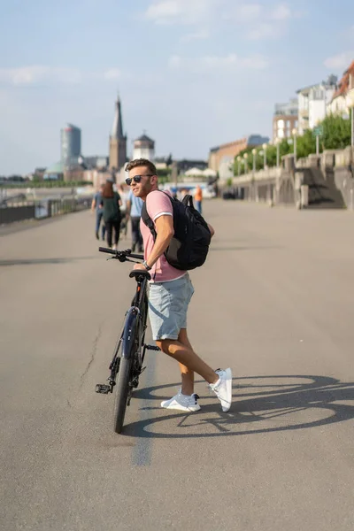 Bisiklete binen genç adam.