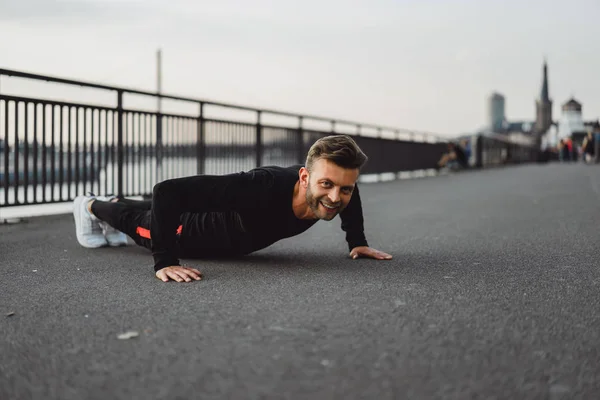 Stilig Atletisk Ung Man Tränar Utomhus — Stockfoto