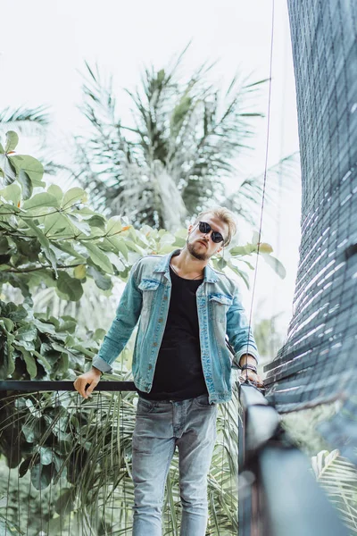 Jovem Atraente Homem Posando Uma Localização Tropical Fundo Palmeiras Vegetação — Fotografia de Stock