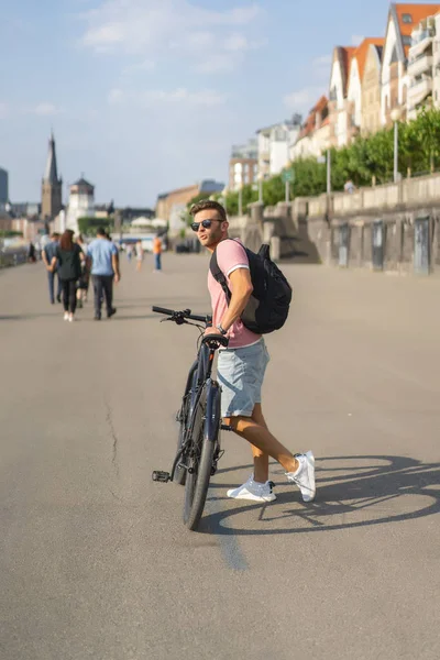 Bisiklete binen genç adam.