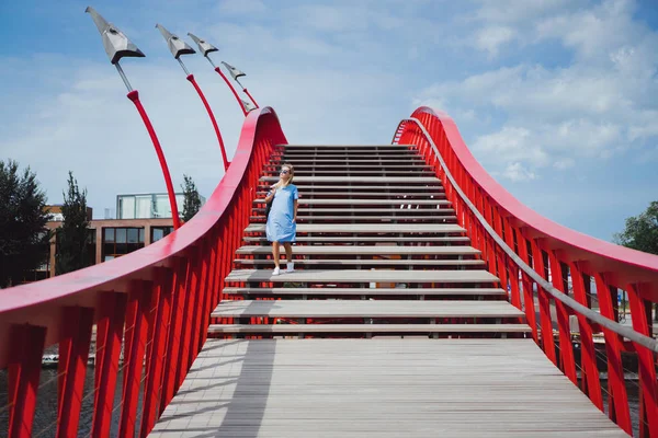Köprüde poz mavi elbiseli güzel kız