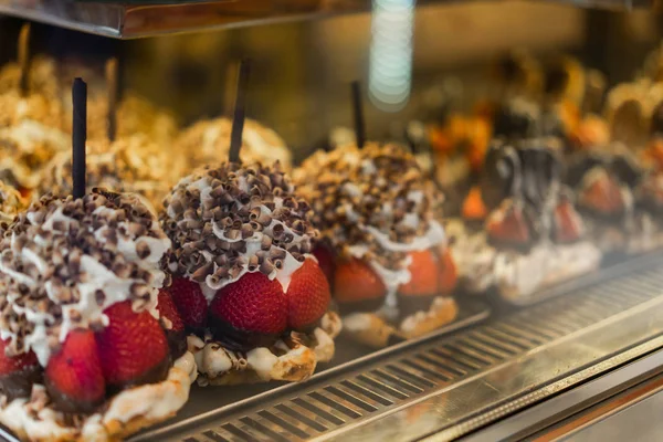 Jordgubbstårta Våffla Med Jordgubbar Grädde Och Chokladchips — Stockfoto