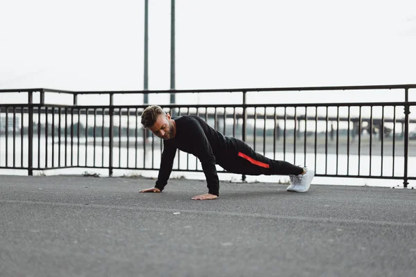 Stilig Atletisk Ung Man Tränar Utomhus — Stockfoto