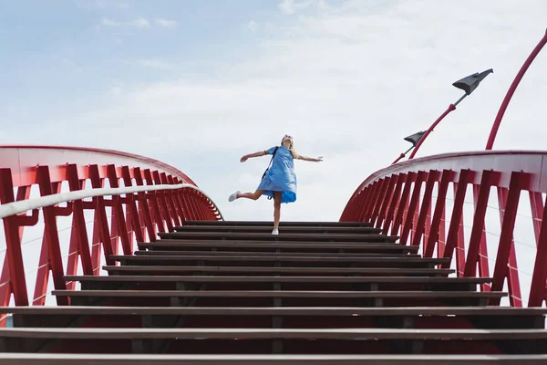 Köprüde poz mavi elbiseli güzel kız