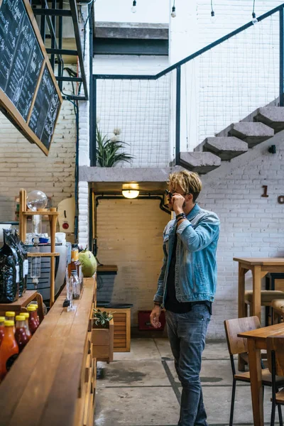 Tezgahtaki kafede bir adam var.