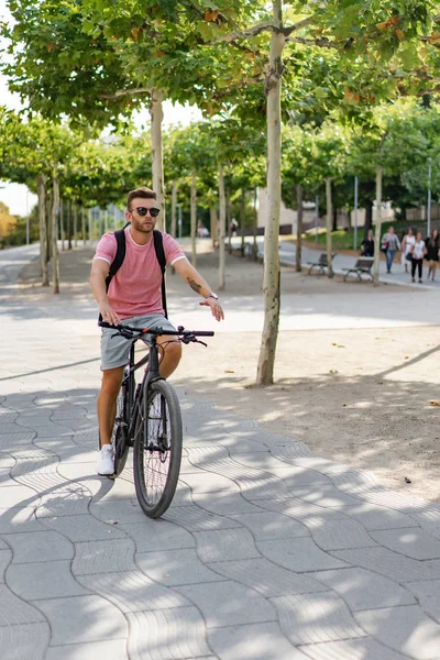 Bisiklete binen genç adam.