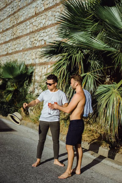 Dos Amigos Jóvenes Con Gafas Champán Fondo Vegetación Tropical — Foto de Stock