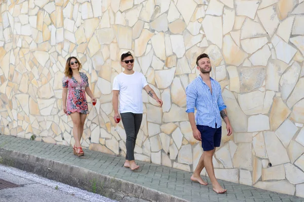 Amigos Felices Paseando Por Calle España — Foto de Stock