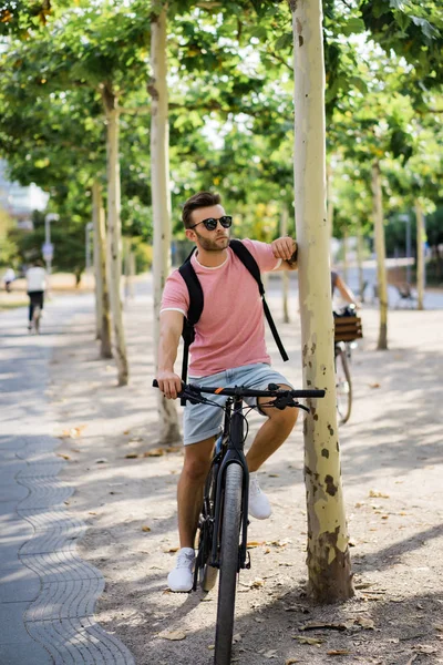 Bisiklete binen genç adam.