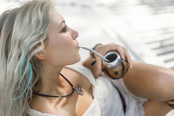 Vackra Indiska Hippie Flicka Med Långt Blont Hår Taket Dricka — Stockfoto