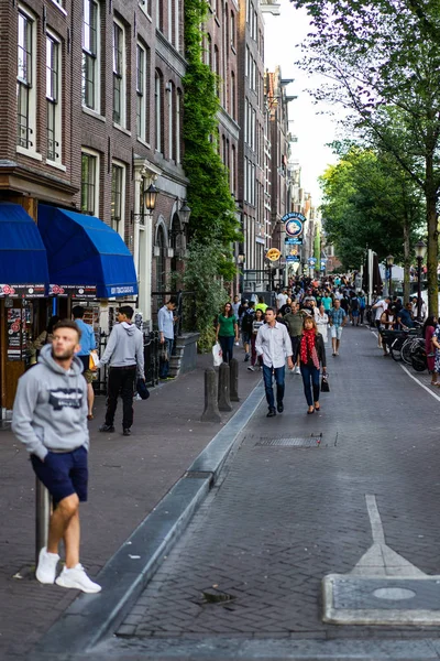 Homem Com Uma Mochila Caminha Pelas Ruas Amsterdam — Fotografia de Stock
