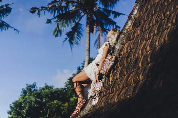 Hippie Děvče Dlouhé Blond Vlasy Šatech Střeše — Stock fotografie