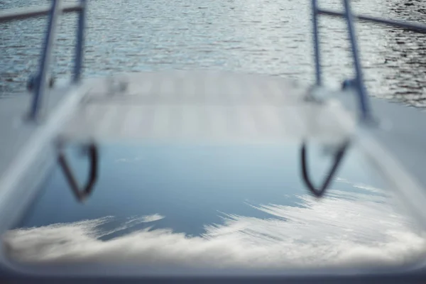 Details Der Yacht Deck Spiegelung Des Himmels — Stockfoto